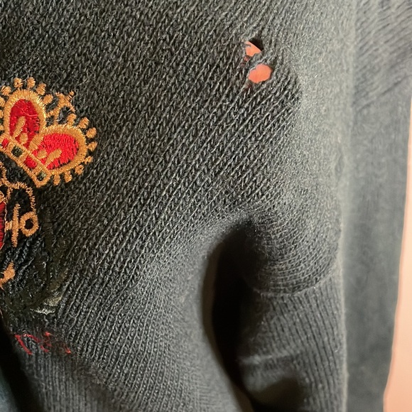 Valentino dark green sweater made in 🇮🇹 V neck with little flaws - Picture 6 of 9